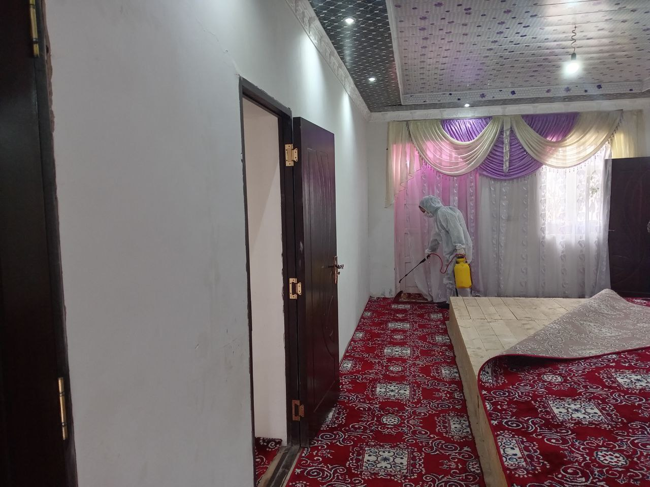 Sanepidqo‘mitaning Xonqa tuman bo‘limi mutaxassislari tomonidan Gepatit A kasalligi o‘chog‘ida dezinfeksiya tadbirlari o‘tkazildi.
