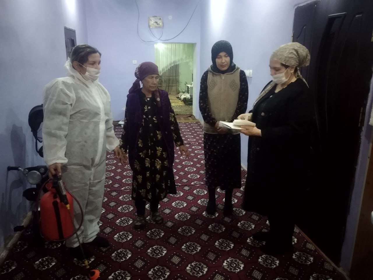 Xonka tuman bo'limi mutaxassislari tomonidan "Mosh to‘g‘ay" mahallasi "Etirof" ko'chasi 1uyda Gepatit A kasalligi bilan kasallangan bemor xonadonida yani kasallik uchogida dezinfeksiya ishlari olib borildi.