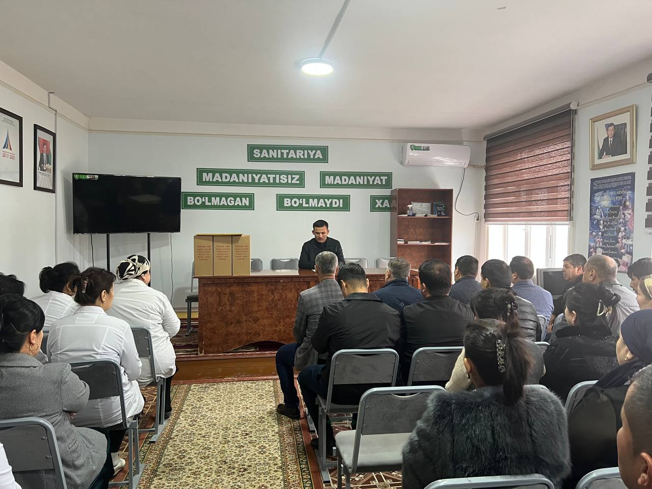 09.11.2024 yil kuni Xonqa tuman SEO va JS da “Tibbiyot hodimlari” kuniga bag'ishlangan yig‘ilish bo‘lib o‘tdi. Yig’ilishda bo’lim boshlig’i D.Sapayev so’zga chiqip barcha tibbiyot hodimlarini bayram bilan tabriklab, sovg'alar berildi.
