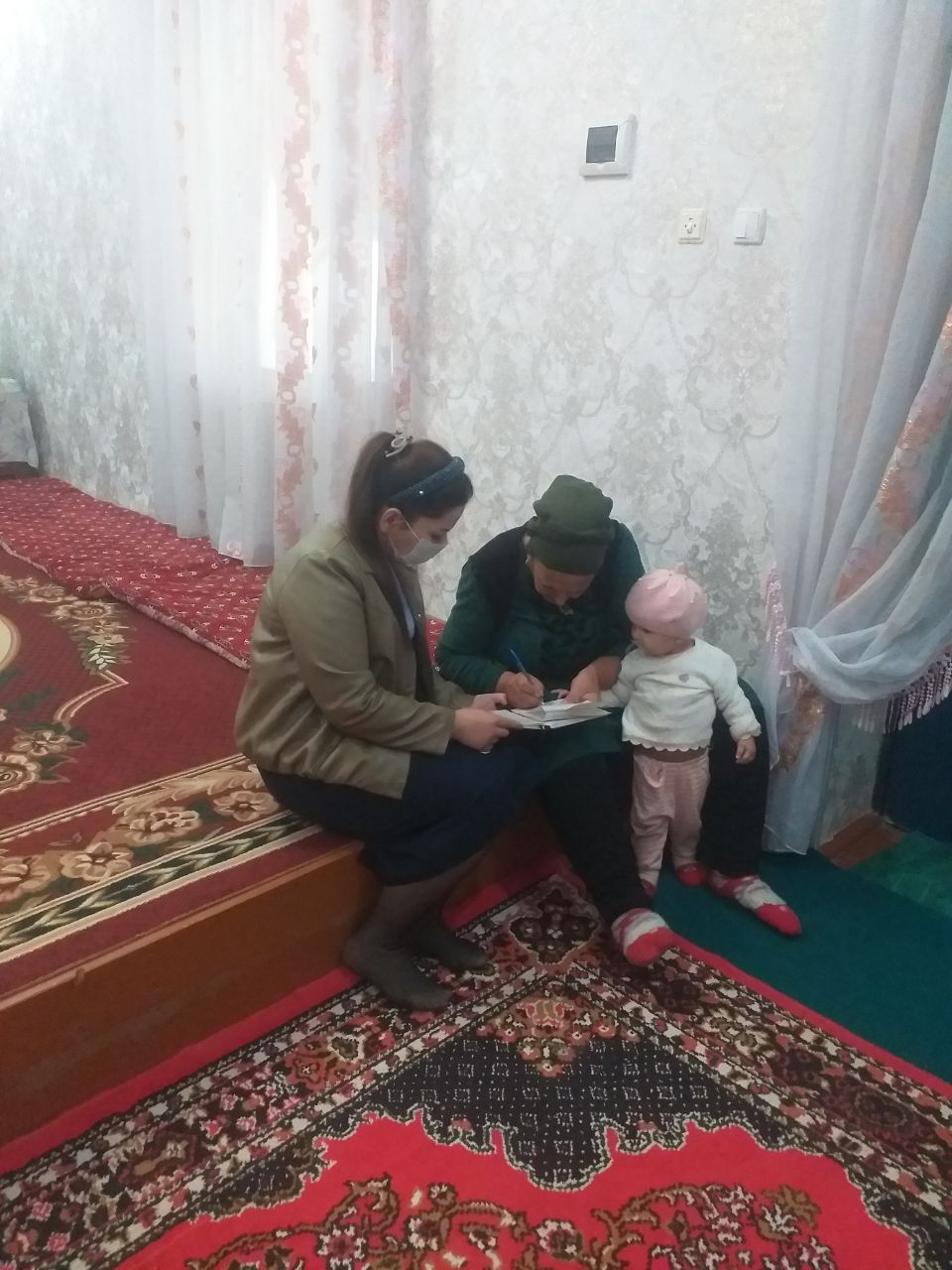 Sanepidkomitaning Xorazm viloyati Xonqa tuman bo’limi mutaxassislari tomonidan ”Tomadurgadik” qishlog’i “Navro’z” mahallasida yashovchi bemor xonadonida epidemiologik surishtiruv ishlari olib borilib, dezinfeksiya tadbirlari amalga oshirildi.