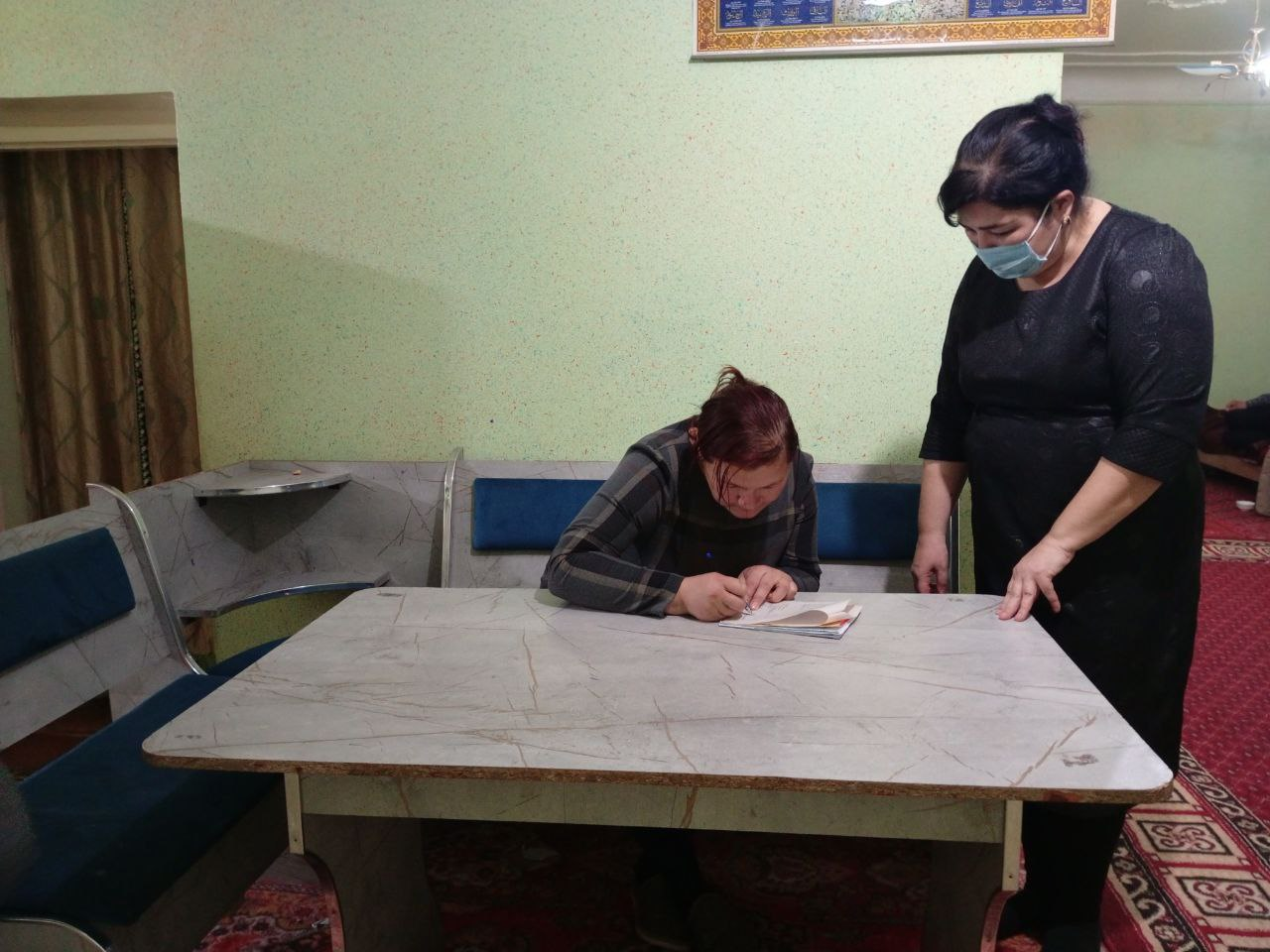 Sanitariya-epidemiologik osoyishtalik va jamoat salomatligi boshqarmasining Xonqa tuman bo‘limi mutaxassislari tomonidan J.Roʻzmetov bemor xonadonida yakuniy dezinfeksiya chora tadbirlari olib borildi