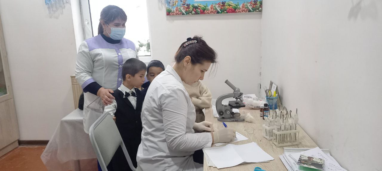 Sanepidkomitaning Xorazm viloyati Xonqa tuman bo’limi mutaxassislari tomonidan "46 son MTT" da bollalar laboratoriya usulida gijja kasalliklariga qarshi tekshirildi