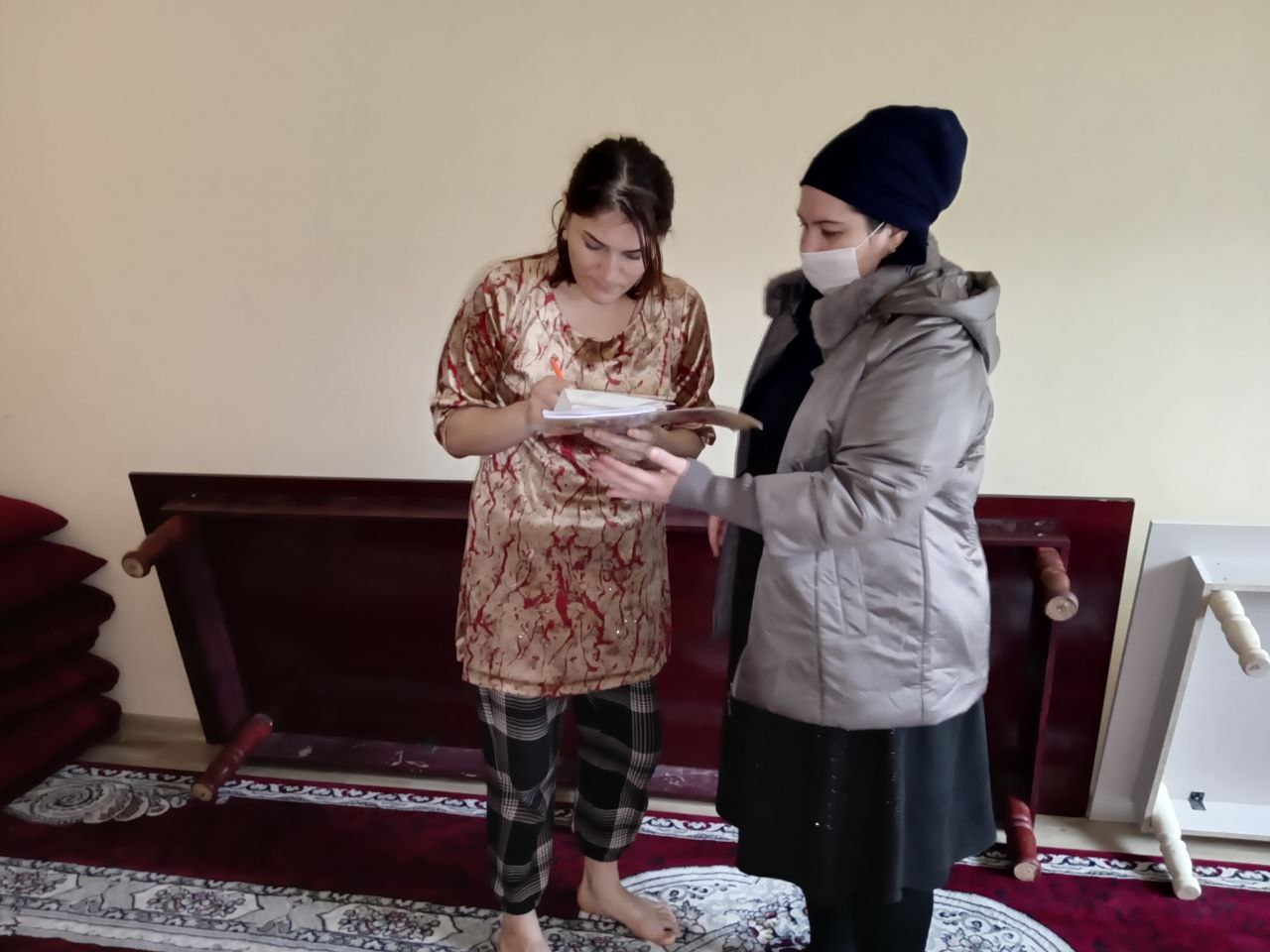 Sanepidkomitaning Xorazm viloyati Xonqa tuman bo’limi mutaxassislari tomonidan ”Madir” qishlog’i “Do'stlik” mahallasida yashovchi bemor xonadonida epidemiologik surishtiruv ishlari olib borilib, dezinfeksiya tadbirlari amalga oshirildi.