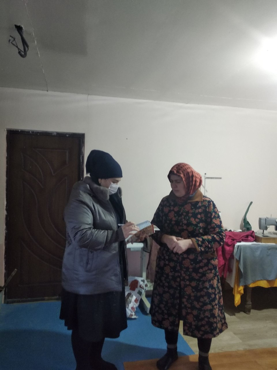 Sanitariya-epidemiologik osoyishtalik va jamoat salomatligi boshqarmasining Xonqa tuman bo‘limi mutaxassislari tomonidan “Oloja” qishlog’i “Shirin” mahallasida yashovchi bemor xonadonida yakuniy dezinfeksiya chora tadbirlari olib borildi